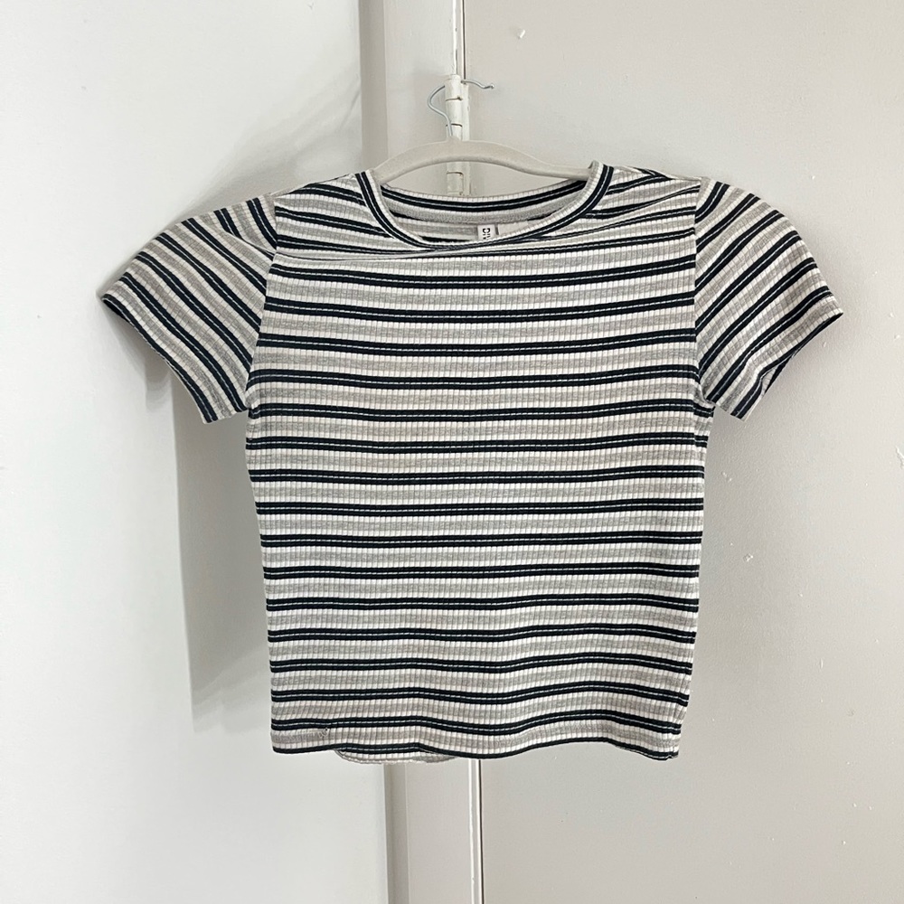 H&M black and white tee